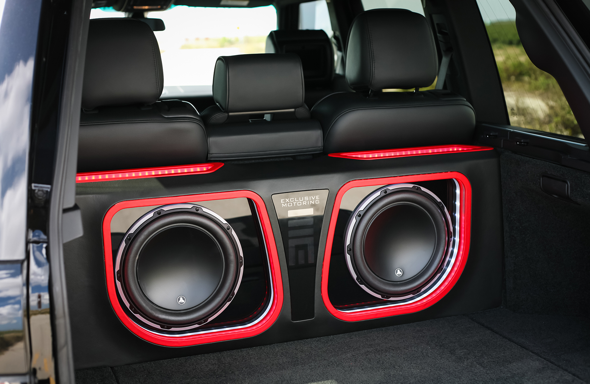 Range-Rover-2009-with-two-15-inch-JL-woofers (1).jpg (1.31 MB)