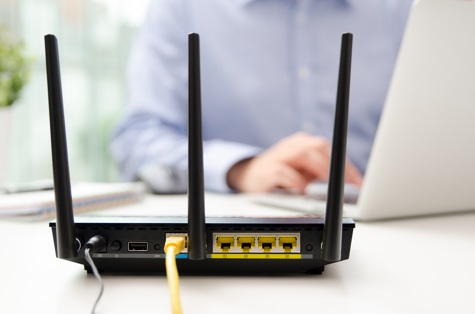 bigstock-Wireless-Router-And-Man-Using-216152386.jpg (729 KB)
